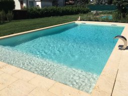 piscina con skimmer sfioratori e cascata cervicale